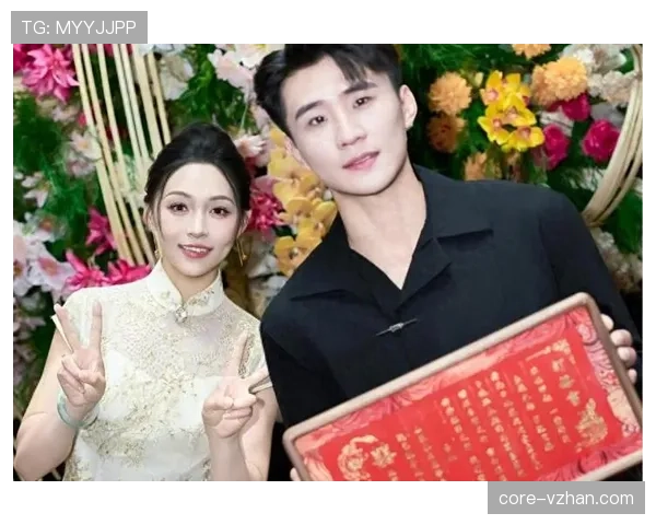 常园早上提着菜篮子出门,下午社交照里靠窗喝香槟,这反差我服