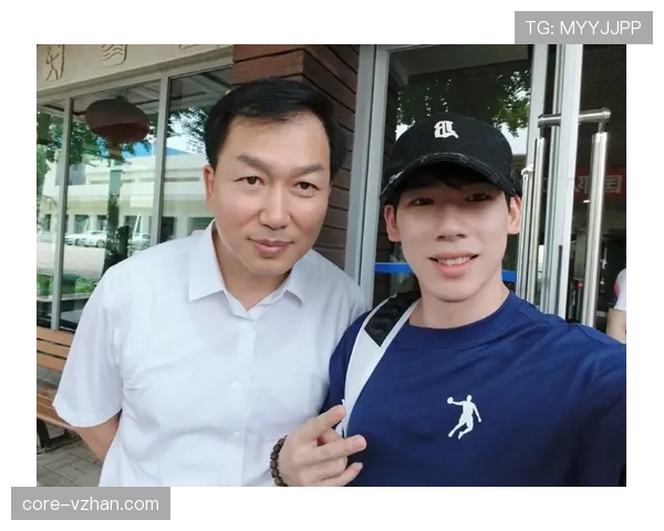 张博恒训练完随手啃鸡腿的样子,真不像管自己吃喝比管命还严的体操人